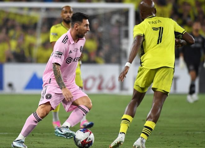 爱游戏入口-巴特勒与90激战IG分钟，表现优异胜负难料！，梅西焦点对战引发球迷热议(梅西身体对抗很强)