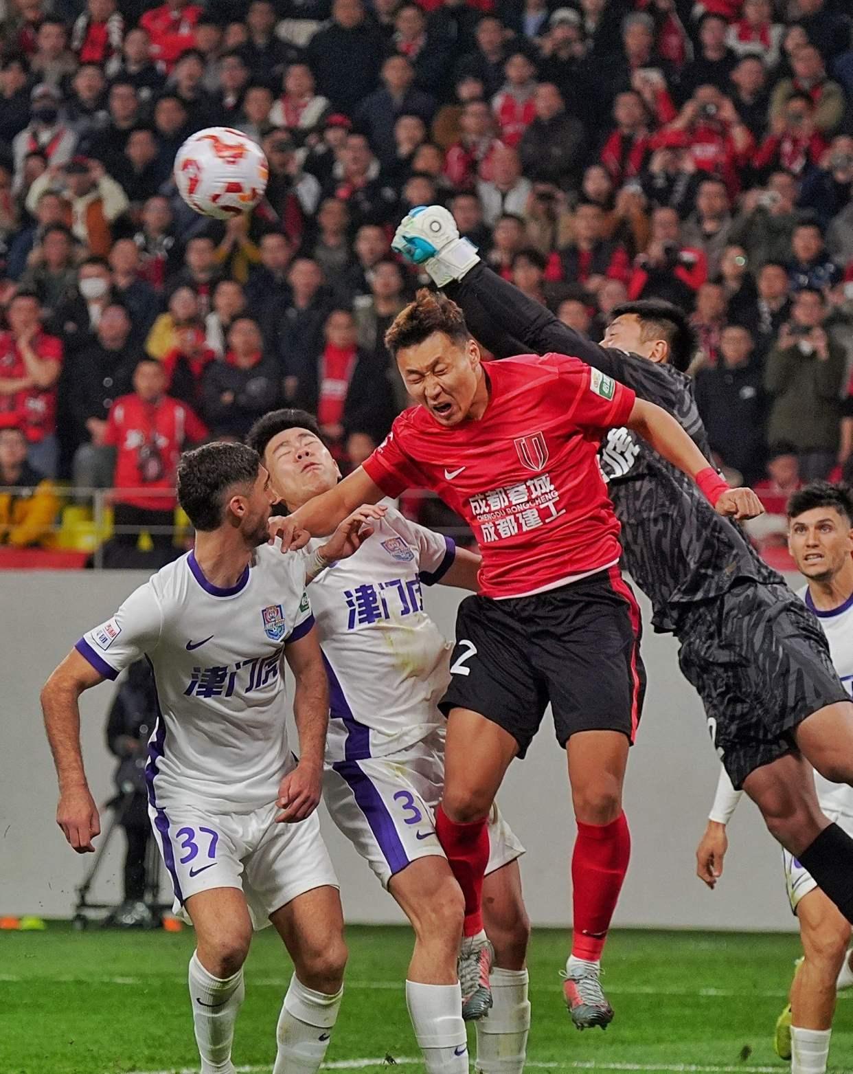 AYX爱游戏中国-包含窗口期成都蓉城备战足总杯，防线松动细节曝光，压力陡增，身体对抗强度拉满的词条